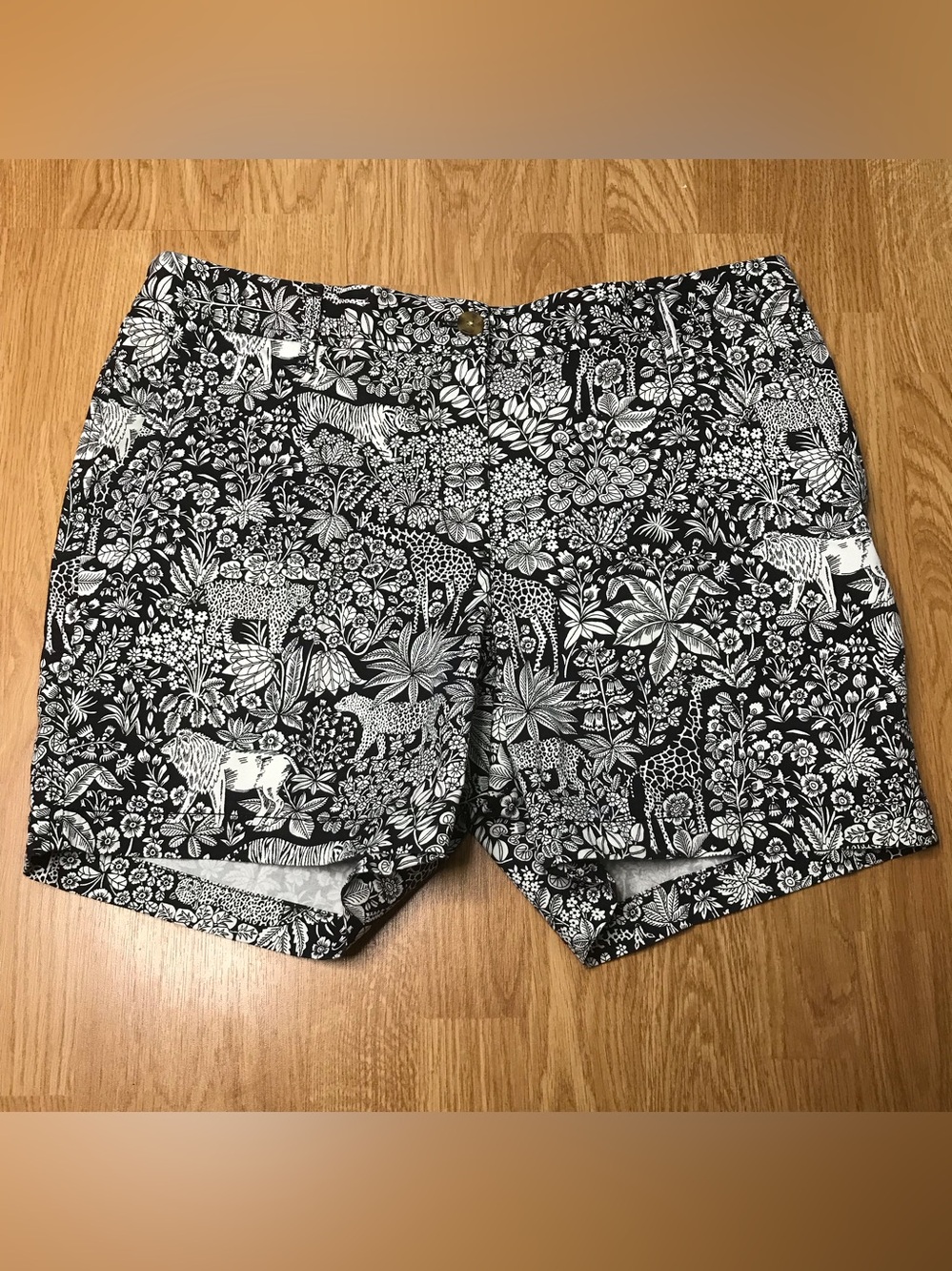🖤🌿 Talbots Relaxed Chino Shorts | Size 12 Petite | Black & White Jungle Print 🌿🖤